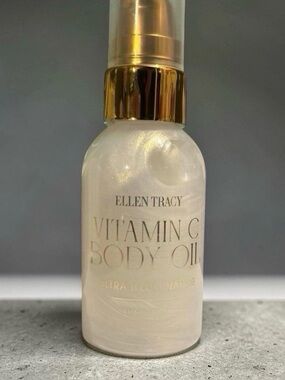 ⭐️ Ellen Tracy Vitamin C Ultra Illuminating Body Oil